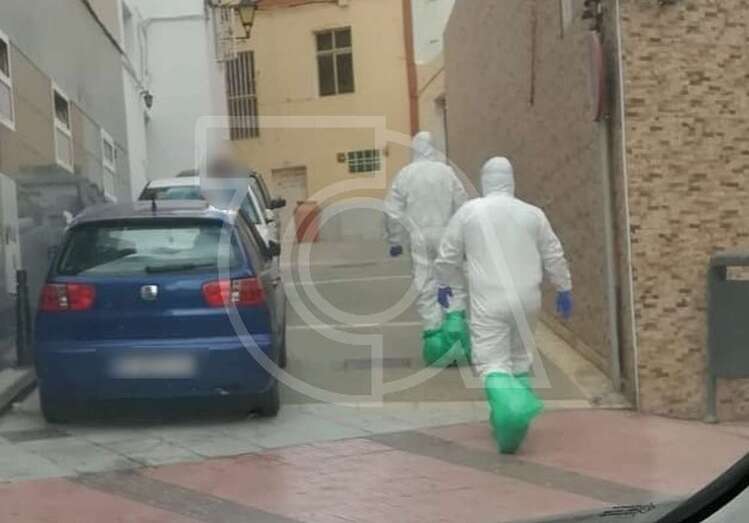 Sanitarios equipados con EPI en una calle de Telde/TA.